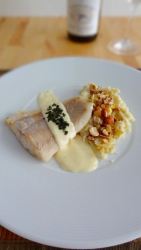 Filet de bar aux fenouils rôtis et purée de topinambours aux noisettes, sauce à l’ail et au vin