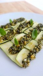 Carpaccio de courgettes, pesto amandes menthe