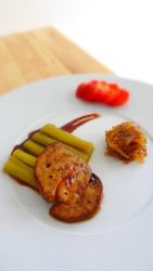 Foie gras poëlé, rhubarbe confite et caramel de fraise