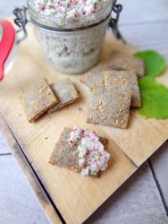 Rillettes de radis rose, crackers au sarrazin