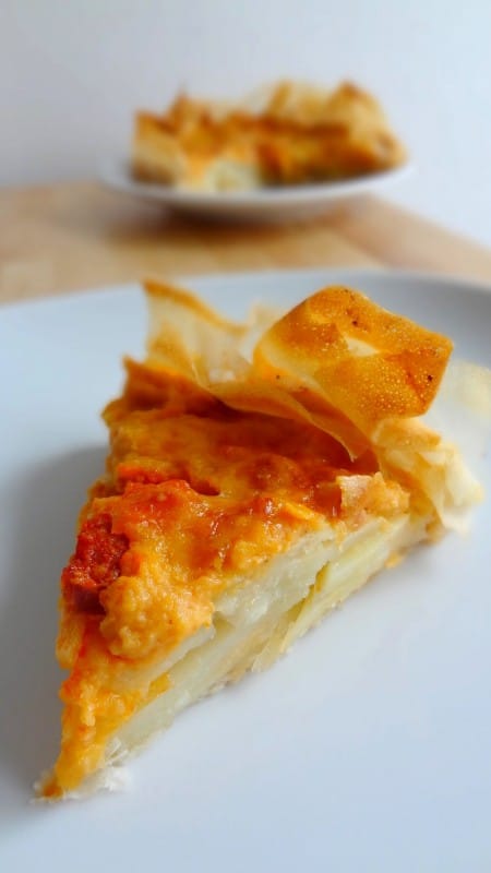 Tarte de bricks aux pommes de terre et purée d'oignons au chorizo