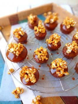 Cupcake popcorn caramel