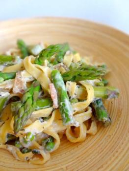 Tagliatelles fraîches aux asperges et à la ricotta