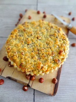Tarte aux poireaux, chèvre et crumble aux noisettes