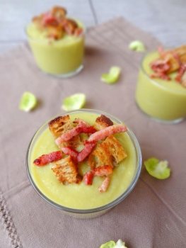 Velouté de choux de Bruxelles à la fourme et à la poire