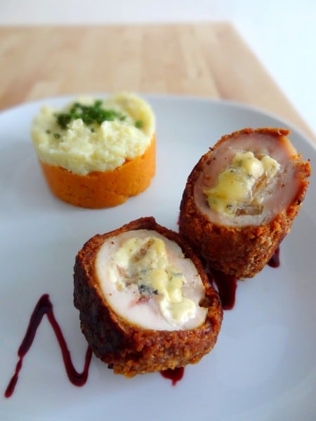 Ballottines de dinde à la fourme d’Ambert et poires, panées au pain d’épices, réduction de vin au miel