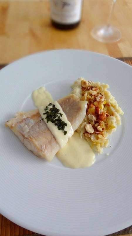 Filet de bar aux fenouils rôtis et purée de topinambours aux noisettes, sauce à l’ail et au vin