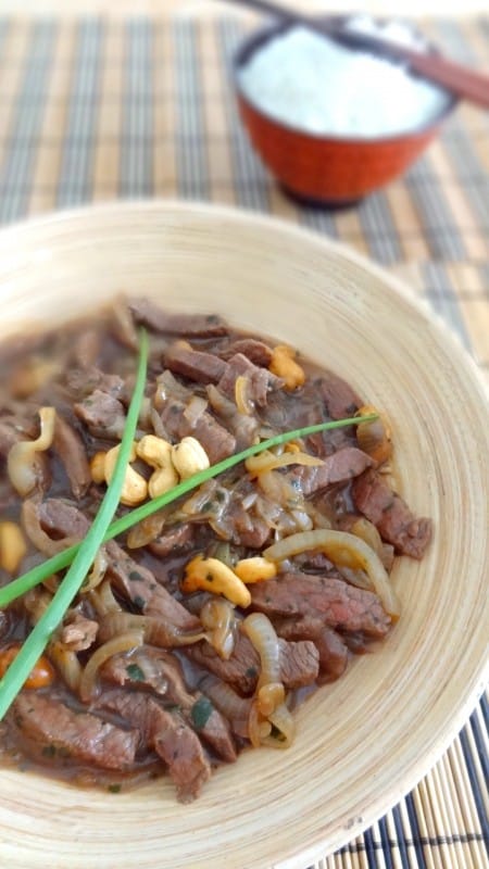Bœuf sauté aux oignons et noix de cajou, à la mode asiatique