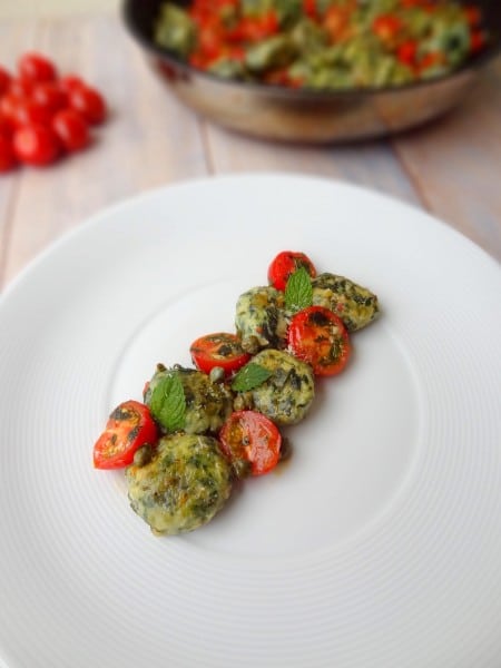 Boulettes d'épinards et tomates cerises