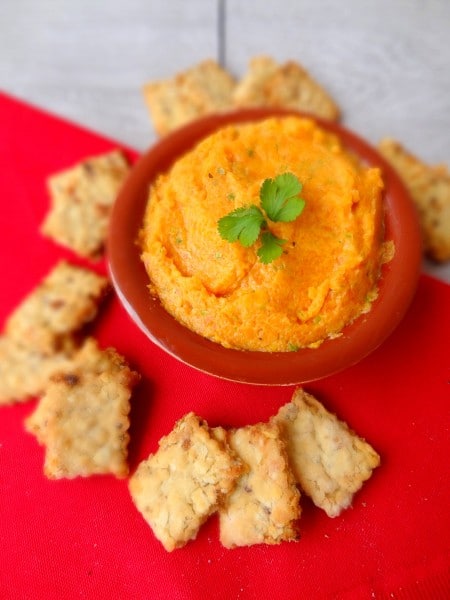 Dip à la carotte, biscuits aux oignons