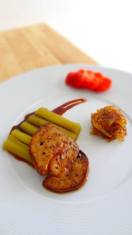 Foie gras poëlé, rhubarbe confite et caramel de fraise