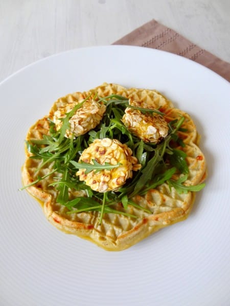 Gaufres de pomme de terre, servi avec salade de roquette et chèvres chauds
