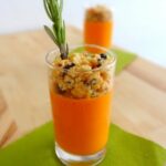 Panna cotta au poivron et crumble d'olives