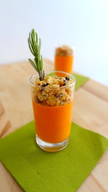 Panna cotta au poivron et crumble d’olives Panna cotta au poivron et crumble d'olives