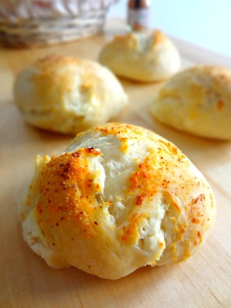 Petits pains au chèvre, à l'huile de noix et au piment