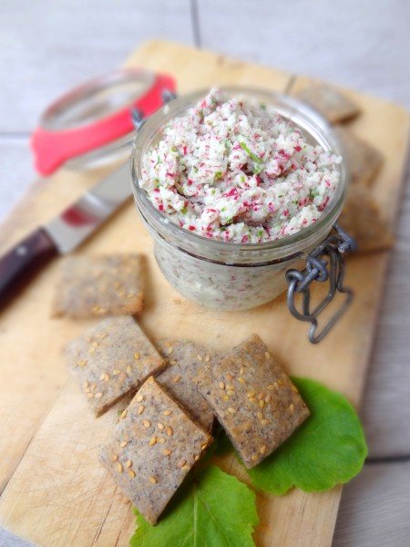 Rillettes de radis rose, crackers au sarrazin