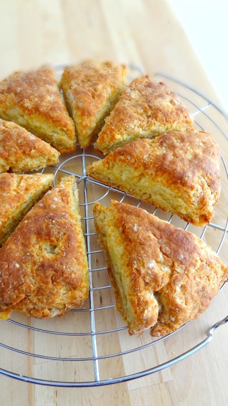 Scones salés, parmesan ricotta fraise