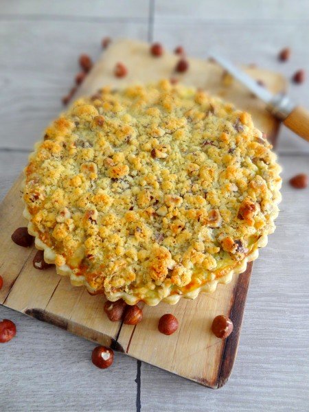 Tarte aux poireaux, chèvre et crumble aux noisettes