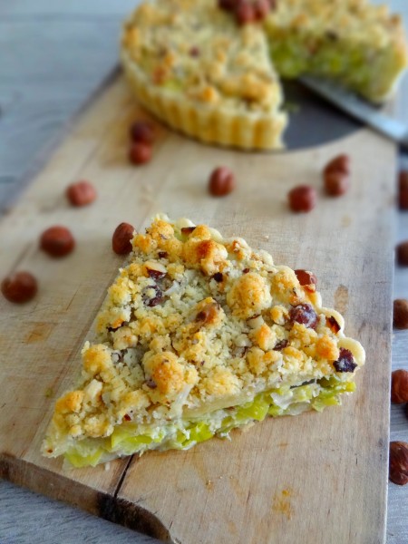 Tarte aux poireaux, chèvre et crumble aux noisettes