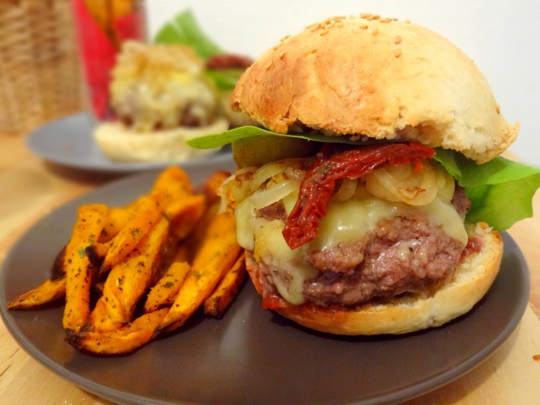 Burger home made et frites de patates douces cajun